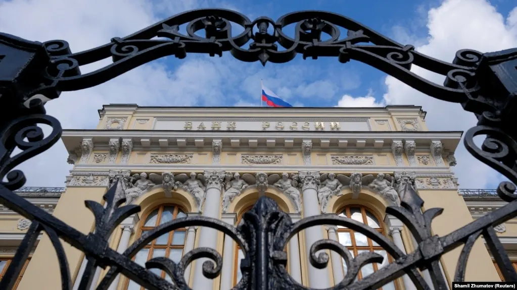 Центробанк снизил оценку роста экономики на 2026 год до 0–1% и поднял прогноз инфляции до 6–7%. Пересмотр связан с ухудшением оценки предложения, внешними факторами и рисками для цен; также обновлён прогноз бюджетного дефицита.