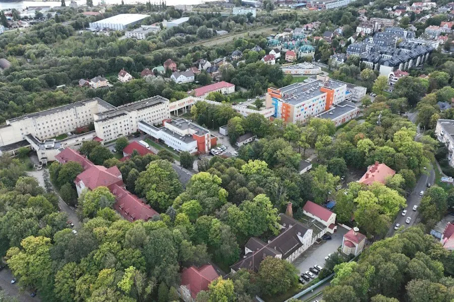 Городские власти планируют в 2026 году завершить строительство парковки на Дмитрия Донского — подрядчик сорвал сроки, контракт расторгли, к 30 июля 2025 года выполнено работ на 3,5 млн из 52,2 млн рублей.