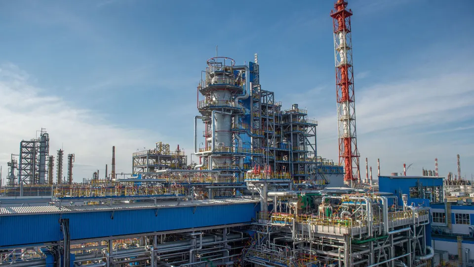 НПЗ «Газпромнефтехим Салават» приостановил переработку нефти и газового конденсата с 14 июля после повреждений, вызванных ударами беспилотников; восстановление оценивают в недели или месяцы.