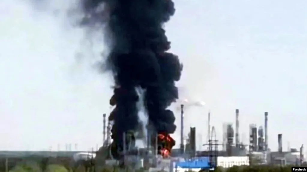 25 июля Тюменский нефтеперерабатывающий завод остановил переработку после попадания беспилотника: загорелись ключевые установки, сроки возобновления работы не объявлены. Атака совпала с серией ударов по НПЗ в разных регионах России.