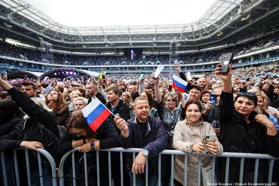 Несмотря на отсутствие свободных билетов, посетители заметили пустые места на трибунах Ростех Арены; в министерстве культуры и туризма сообщили о возможности перераспределения зрителей и о том, что часть приглашённых могла не прийти.