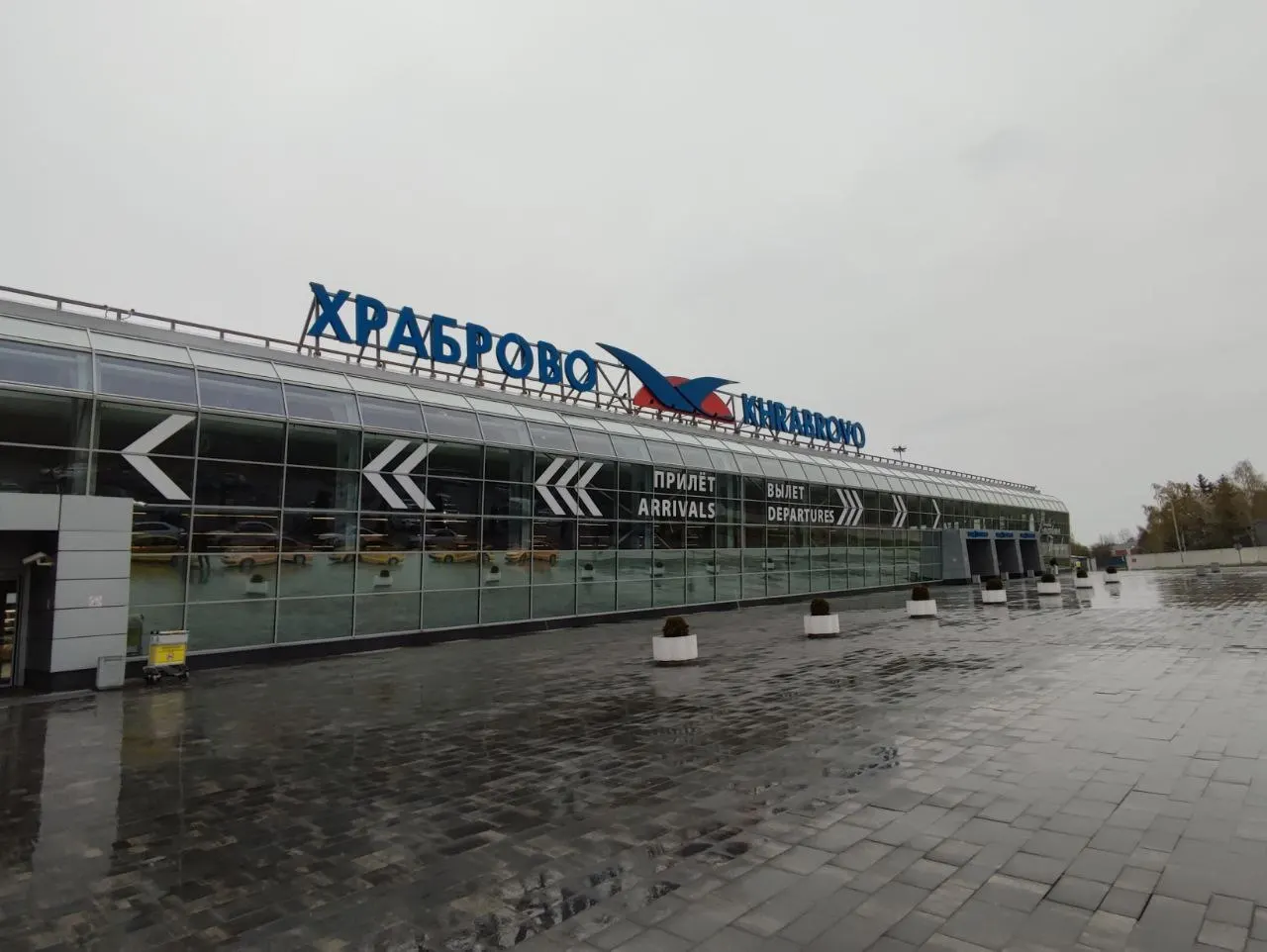 В калининградском аэропорту Храброво из‑за ограничений на полёты в Ленинградской области задержаны или отменены около 30 вылетов и прилётов; по данным онлайн-табло, задержки составляют от 30 минут до двух часов.