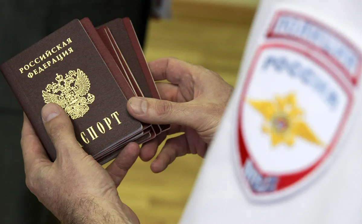 Источник в дипломатических кругах сообщил, что рассматривается инициатива разрешать поездки в «недружественные» страны только организованным группам не менее 10 человек, с сопровождением и по утверждённым маршрутам; также обсуждается введение выездной визы. Официальных подтверждений нет.