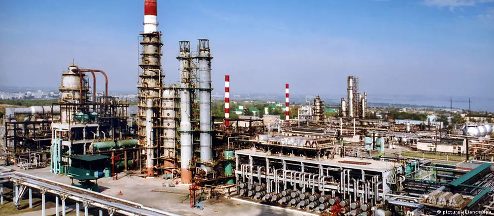 За ночь зафиксированы удары БПЛА по нефтеперерабатывающему заводу в Самарской области, повреждения танкеров и паромов в Азовском море и массовые отключения электроэнергии в Крыму; по официальным данным, сбито несколько сотен беспилотников.