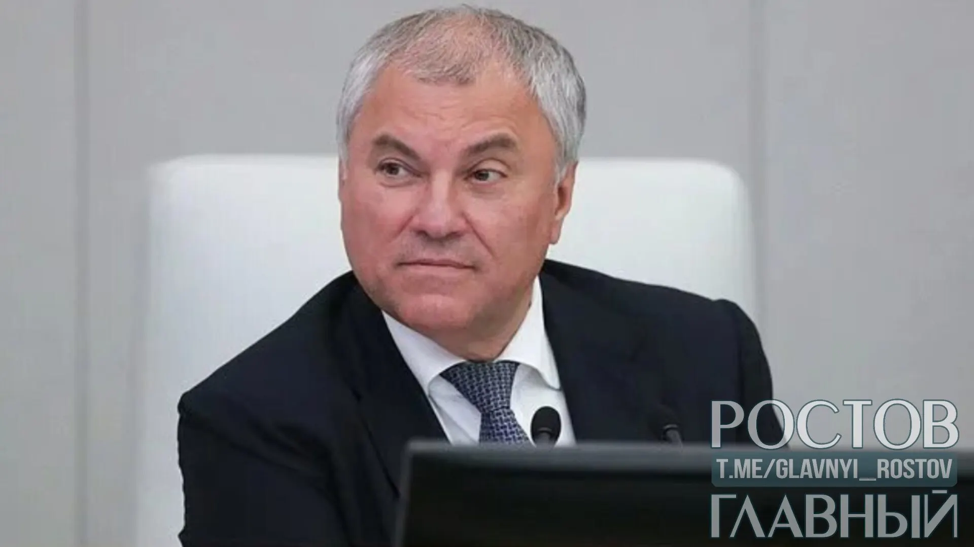 Спикер отметил, что единство и консолидация помогут преодолеть перебои на бензоколонках так же, как ранее преодолевались попытки подрывов финансовой системы и экономики.