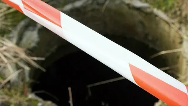 Хозяин дома нашёл тело при попытке набрать воду; по предварительным данным, видимых повреждений нет, причина смерти уточняется после судебно-медицинской экспертизы. Обстоятельства выясняет региональный Следственный комитет.