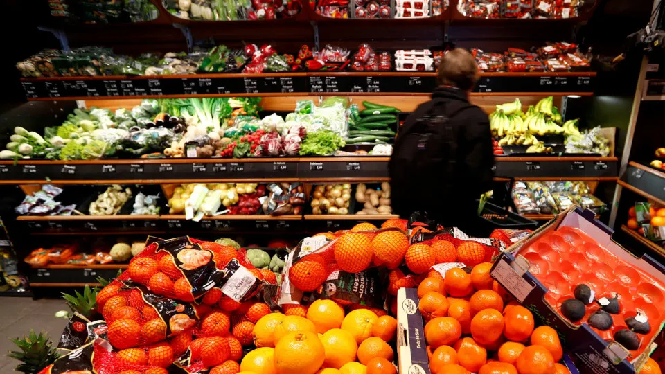 Рост цен на бензин и дизель ускорил удорожание продуктов и услуг: за конец мая — начало июля подорожали картофель, лук, капуста и другие товары, а логистические издержки перерастают в рост розничных цен.