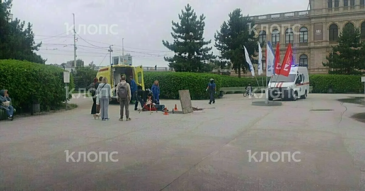 В сквере перед Калининградским музеем изобразительных искусств мужчина упал с трёхметровой высоты в открытый люк, получил серьёзные травмы лица и головы; спасатели извлекли его и передали врачам скорой помощи.