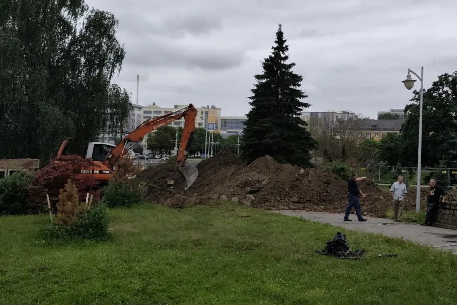 В центре Калининграда ведутся земляные работы на улицах Шевченко и Зарайской: заменяют 723 метра изношенных сетей, проводится прокол под дорогой, после работ восстановят благоустройство.