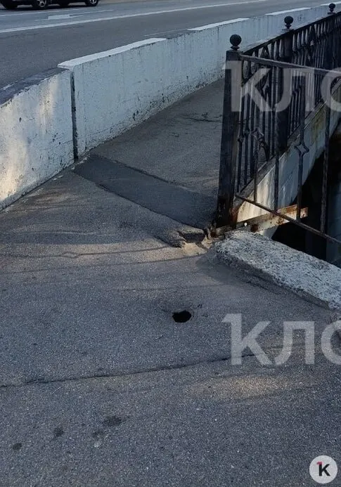 Возле Королевских ворот в асфальте обнаружили глубокую полость: рулетка ушла на три метра и не достигла дна. Об опасном участке сообщили в Единую диспетчерскую службу, проблему пообещали устранить.