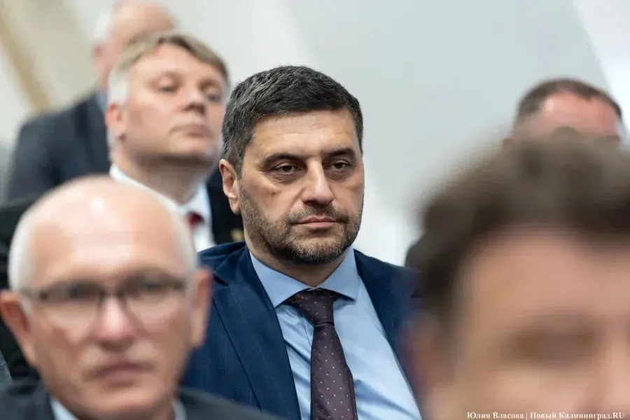 Глава администрации Советского округа Аркадий Данилов заявил, что массовых ремонтов дорог и тротуаров в Советске ожидать не стоит. Приоритет — продолжение тротуара на улице Липовой; по остальным улицам глобальных планов пока нет.