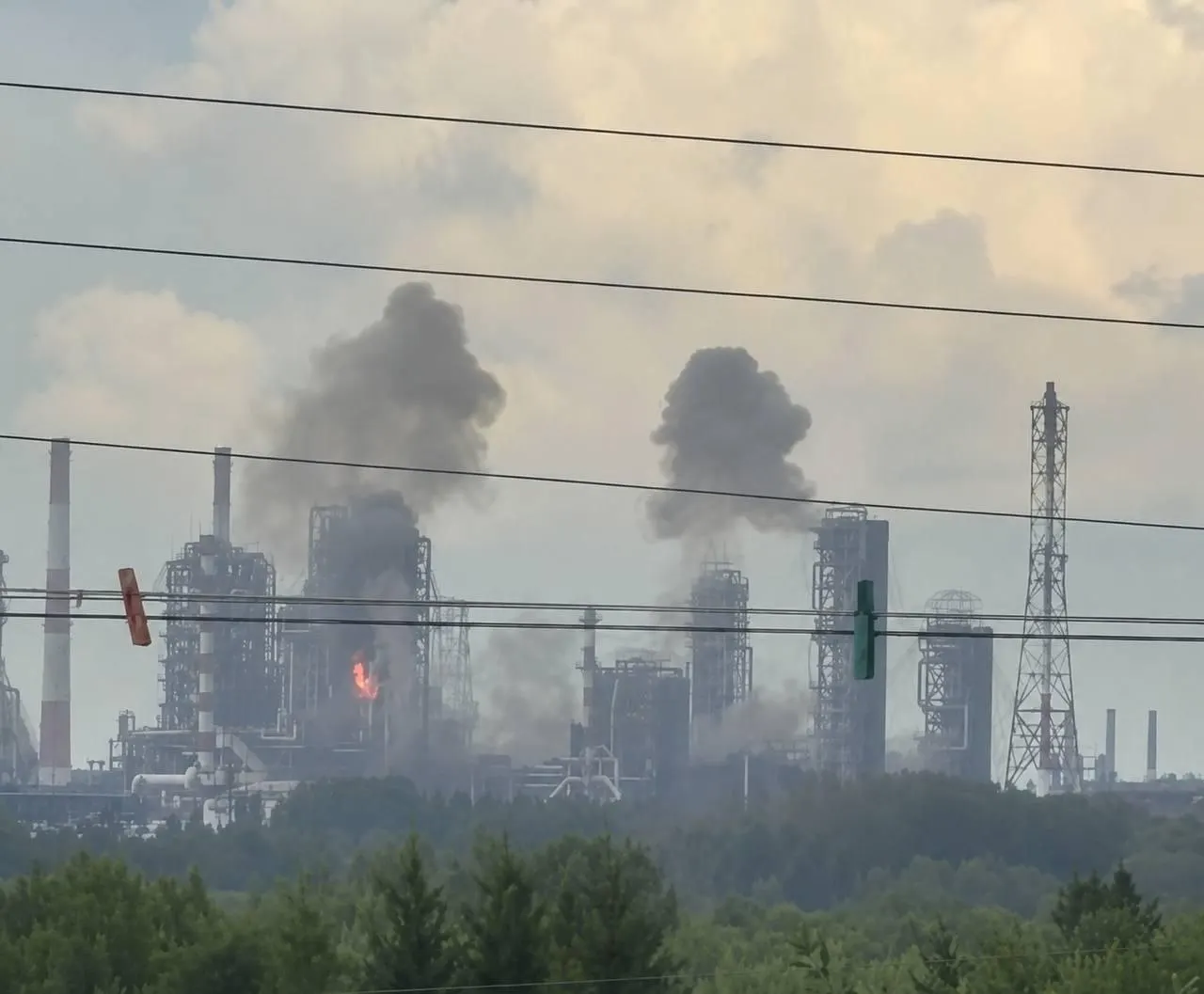 На Омском нефтеперерабатывающем заводе возник пожар после удара беспилотных летательных аппаратов. Расстояние до линии фронта оценивают в ~2500 км; ближайший завод на востоке — Ачинский, примерно в 1000 км.