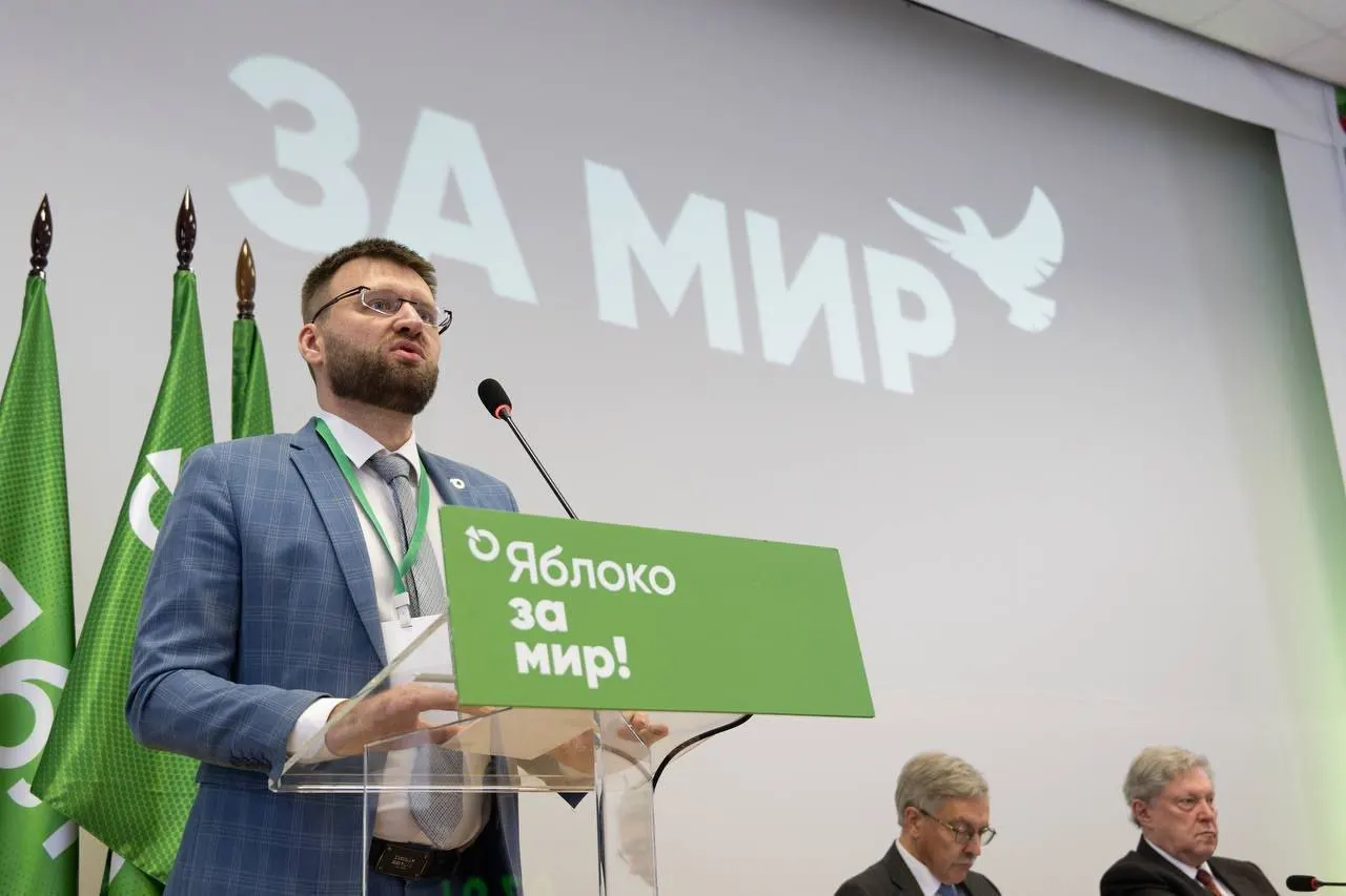 Ведомство отклонило просьбу Дорохова: в новом решении названы «факты политической деятельности» — от поздравления от лидера партии до участия в памятных акциях и видеоролика с бумажными самолётиками. Политик назвал отказ «кафкианским абсурдом».