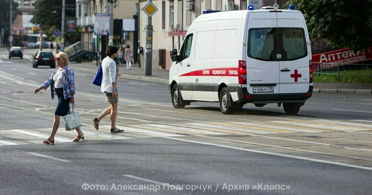 Днём 31 июля на пересечении ул. Шахматной и Липовой аллеи красный автомобиль сбил мужчину на моноколесе и скрылся с места. У 28‑летнего пострадавшего рваная рана головы и закрытая черепно‑мозговая травма, его госпитализировали в БСМП.