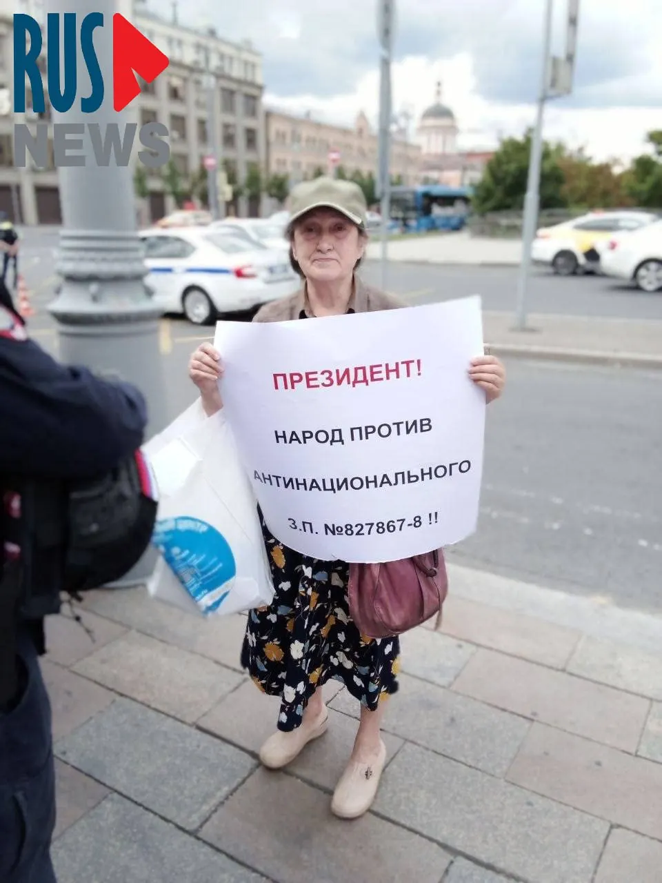 Активистка вышла на Старую площадь с плакатом против передачи региональным властям права исключать памятники из реестра; её задержали.