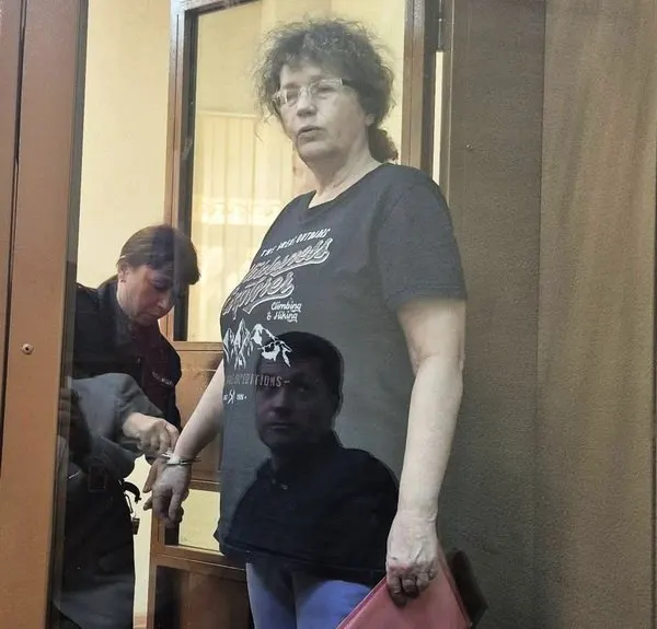 Мария Бонцлер жалуется на сильную жару, нашествие комаров и невозможность пользоваться вентилятором в камере СИЗО №1. Родственники и правозащитники заявляют о риске для её здоровья; на слушания по делу 13 июля группу поддержки не пустили в суд.