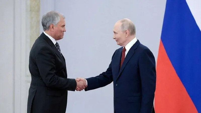 После награждения в Кремле депутат заявил, что страна стала «свободной, открытой», хвалил развитие партийной системы и отметил, что за пять лет Госдума приняла почти 3 тыс. законов.