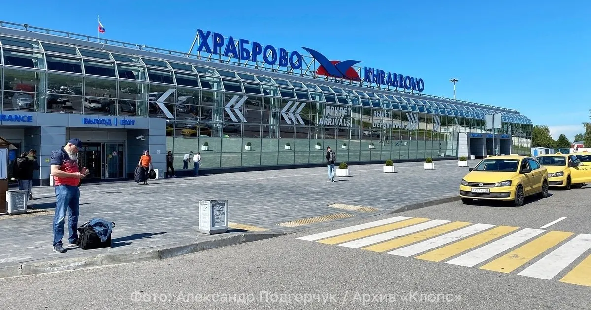 В Храброво задерживаются около 40 рейсов — 21 на прилёт и 17 на отправку. Изменения в расписании связаны с временными ограничениями воздушного пространства в ряде районов Ленинградской области.