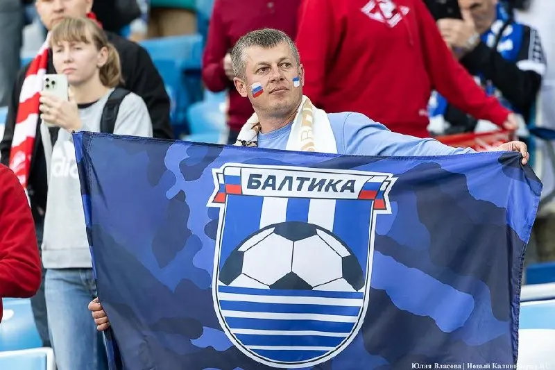 Калининградская «Балтика» выиграла контрольную встречу в Турции, матч был остановлен на 70-й минуте из‑за сильной жары. В составе команды отличились несколько игроков, включая автора шести голов.