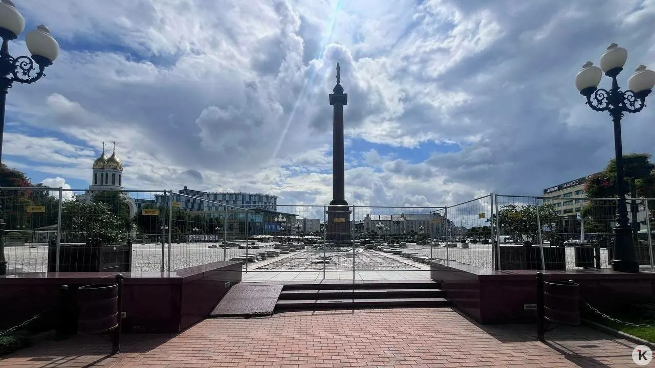Глава администрации объяснила, что плитку начали менять летом из‑за необходимости сухой погоды и технических работ: осенью идут дожди, а перед праздниками разбирать площадь было нельзя.