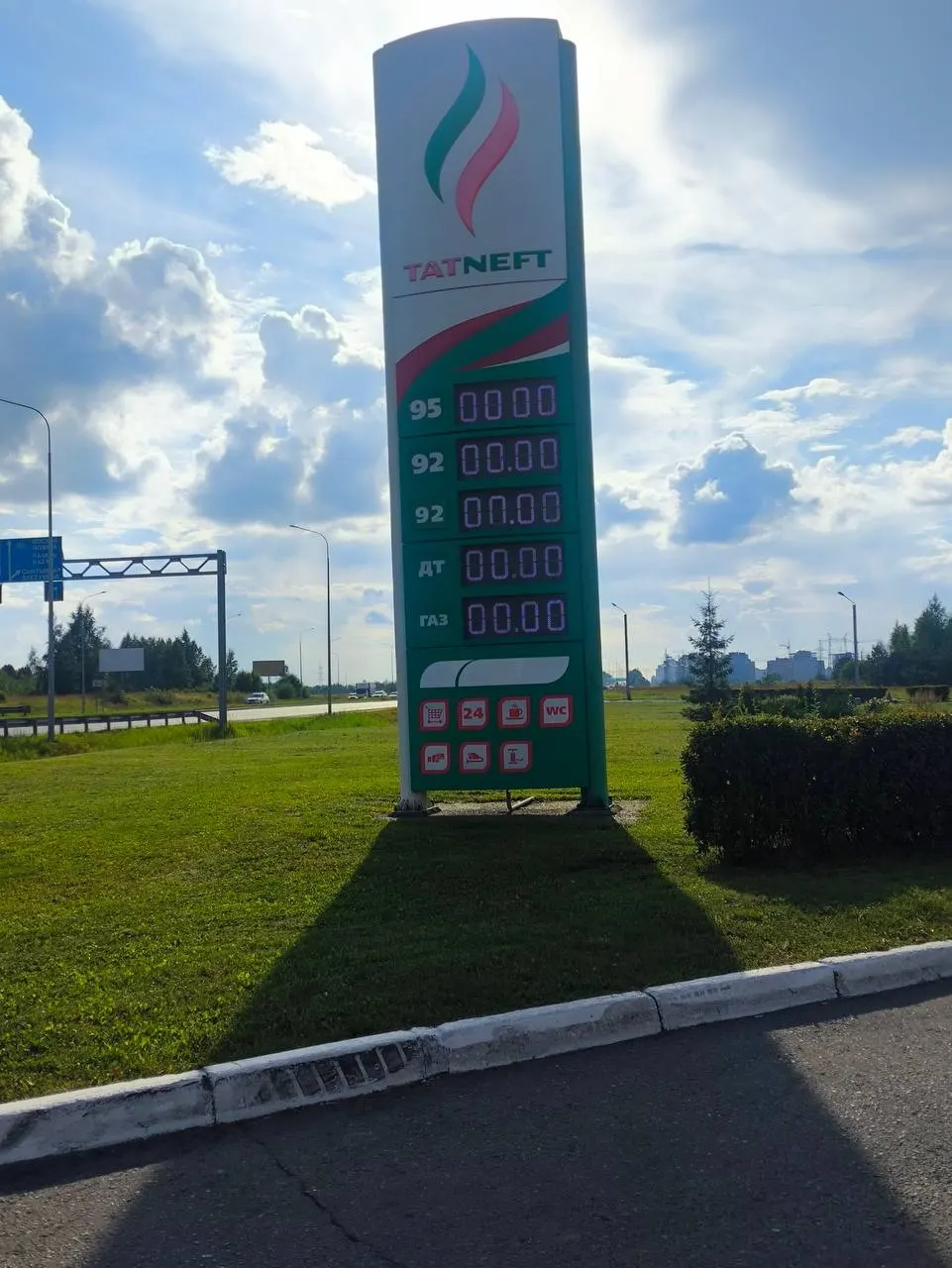 Из‑за ударов беспилотников и остановки ряда НПЗ в России обострился дефицит топлива: локально дорожают услуги, крупнейшие нефтяные компании просят у Индии ускорить поставки, восстановление мощностей займёт минимум несколько недель.