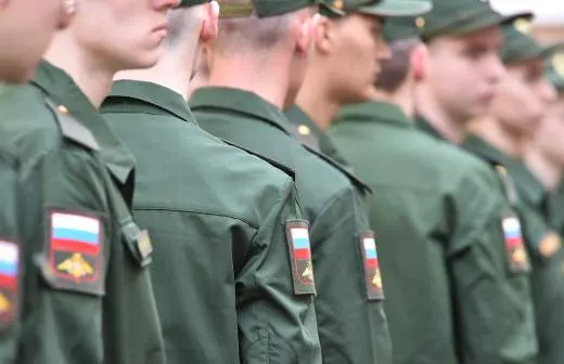 Правительство поддержало законопроект, который позволит направлять солдат-срочников на службу в пожарные подразделения МЧС для тушения пожаров и аварийно‑спасательных работ в населённых пунктах.