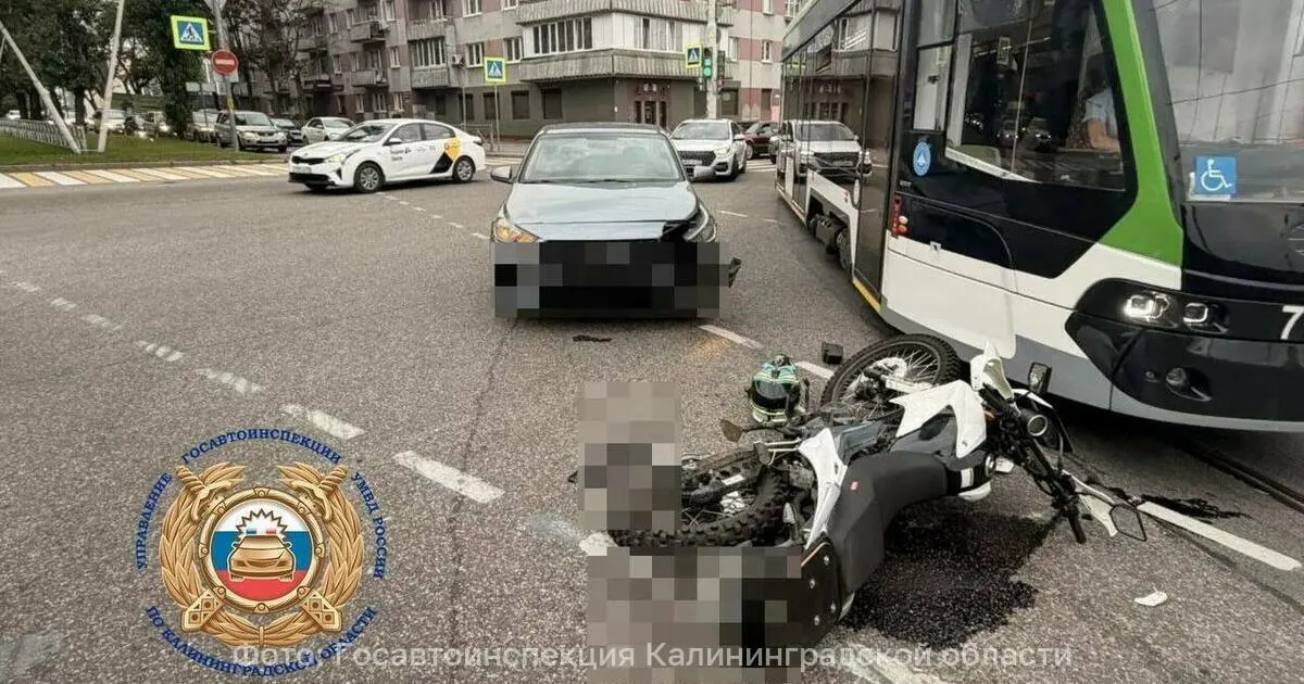 Авария произошла 26 июля на перекрёстке Ленинского проспекта и площади Калинина: мотоциклист столкнулся с Hyundai и был доставлен в больницу.
