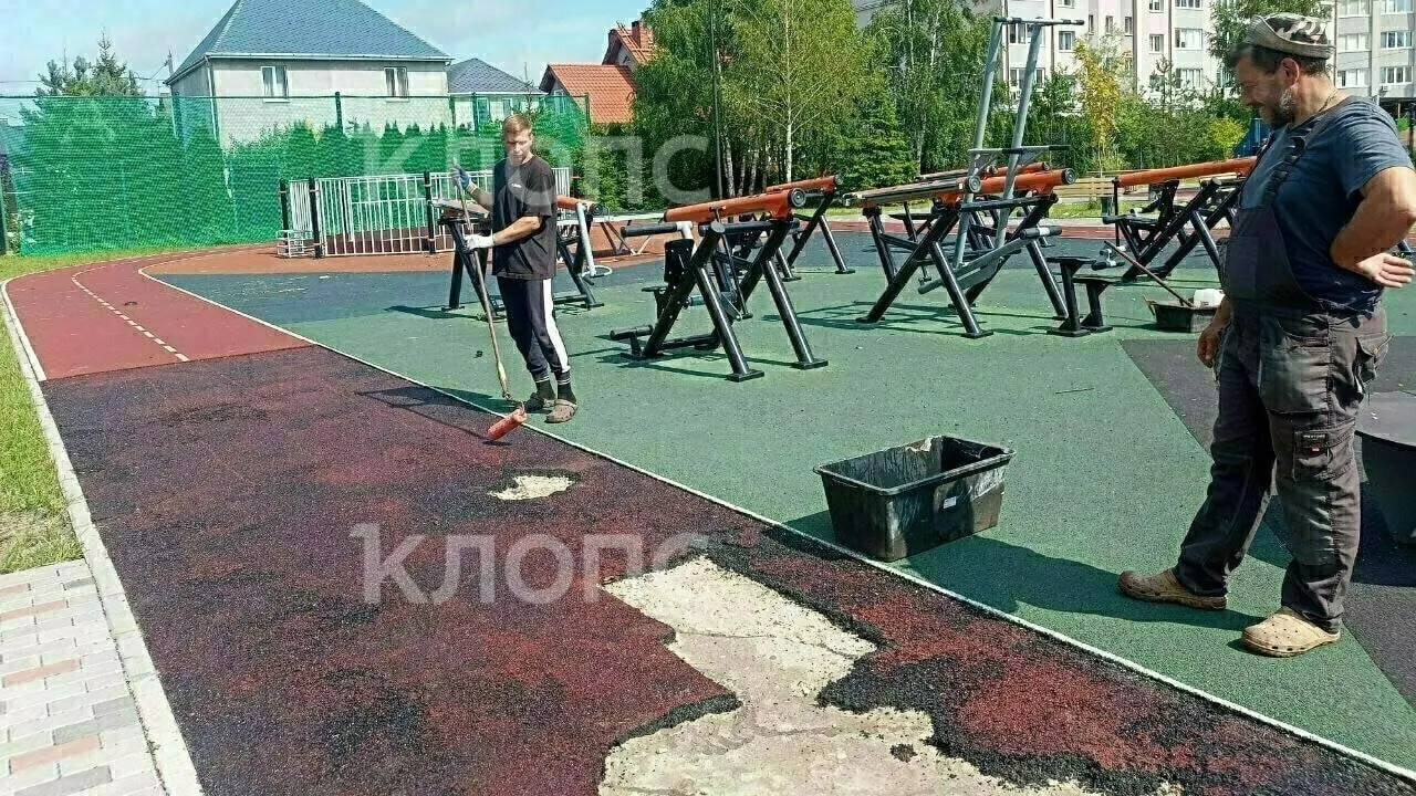 Рабочие, восстанавливавшие покрытие на спортплощадке, обнаружили следы нескольких попыток поджога. Жители жалуются на отсутствие камер и требуют наказать виновных.