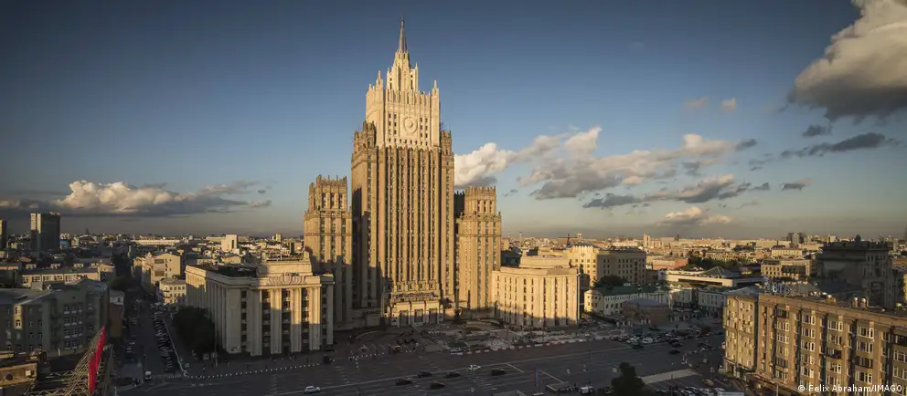Сообщается, что власти обсуждают возвращение выездных виз: поездки в «недружественные» страны якобы могли бы разрешаться только организованными группами по утвержденным маршрутам. В МИДе заявили, что подготовка такого закона не ведётся.