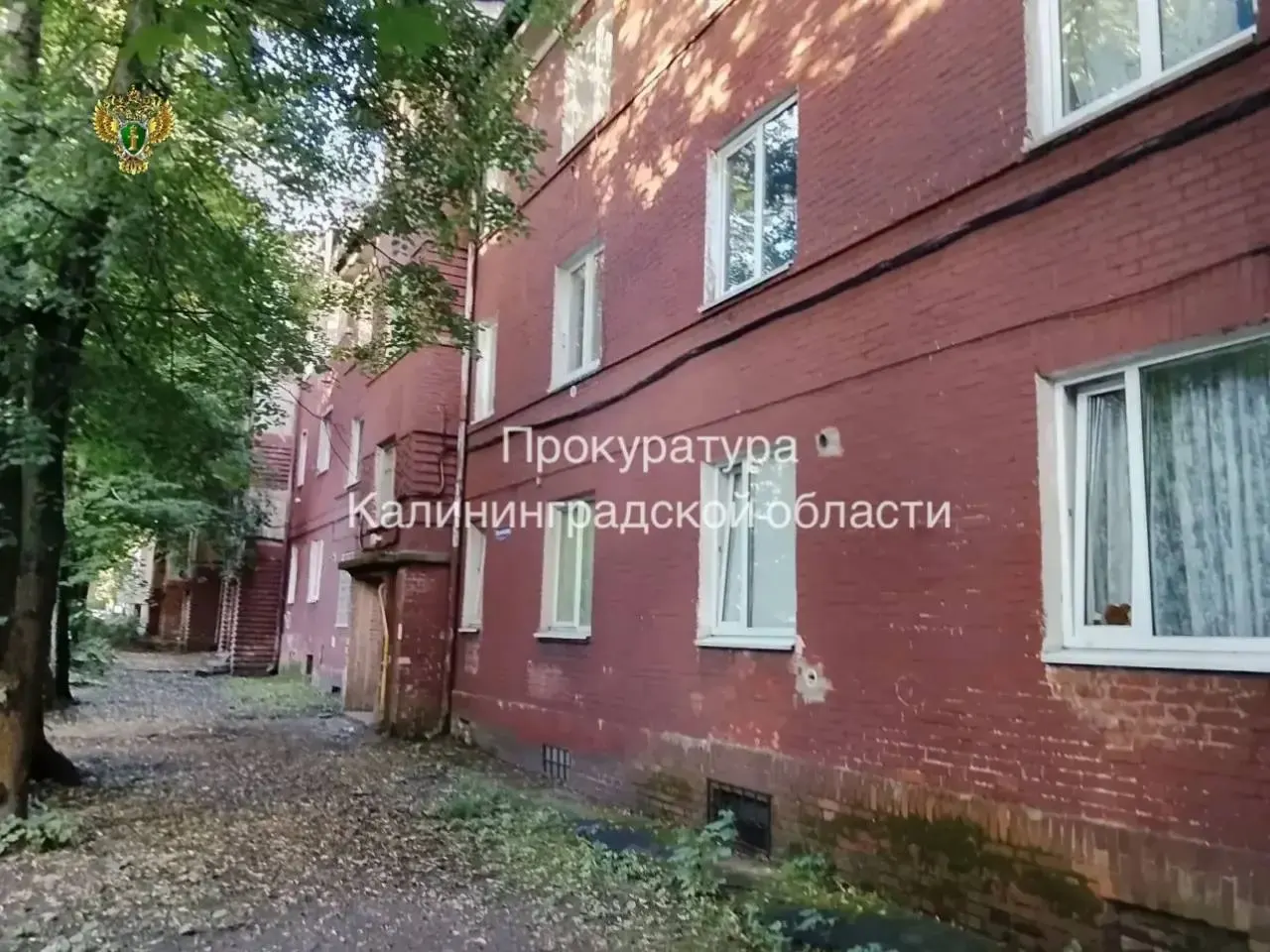 Прокуратура выявила недостатки в обслуживании дома на улице Харьковской: из‑за ненадлежащего состояния крыши и чердака в квартирах появились протечки и начали рушиться потолки. Руководителя ООО «ЖЭК № 17» оштрафовали на 50 тысяч рублей, после чего начали устранять нарушения.