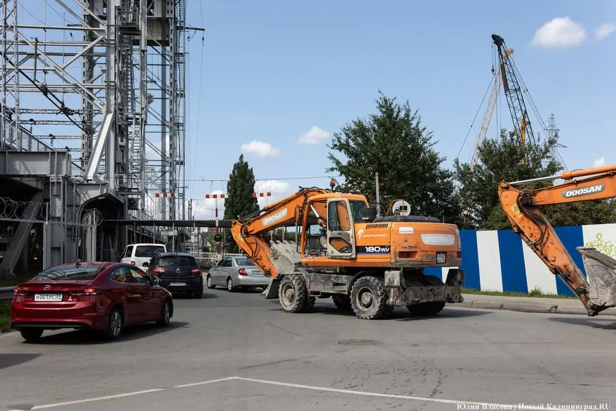 Двустороннее движение восстановить нельзя — собственник моста ограничил его эксплуатацию. Власти готовы менять направление одностороннего потока в случае заторов.