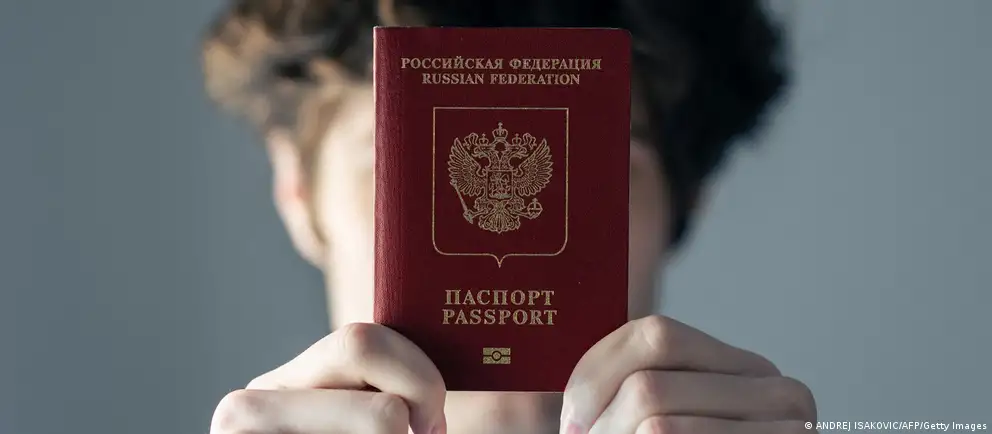 После возражений Франции и Италии Евросоюз предложил ограничить запрет въезда только краткосрочными визами для тех, кто прямо участвовал в боевых действиях; предусмотрены гуманитарные и служебные исключения.