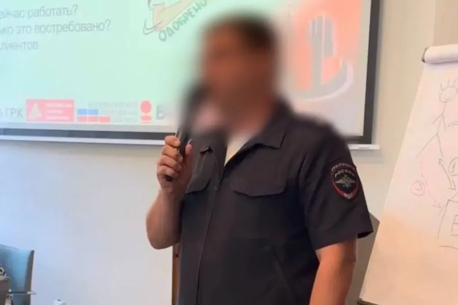 Заместителя начальника отдела полиции задержали и суд избрал ему меру пресечения — заключение под стражу. Следствие считает, что он и его подчинённая получали взятки от продавцов без лицензии на «острове Канта», причём сумма превысила миллион рублей.