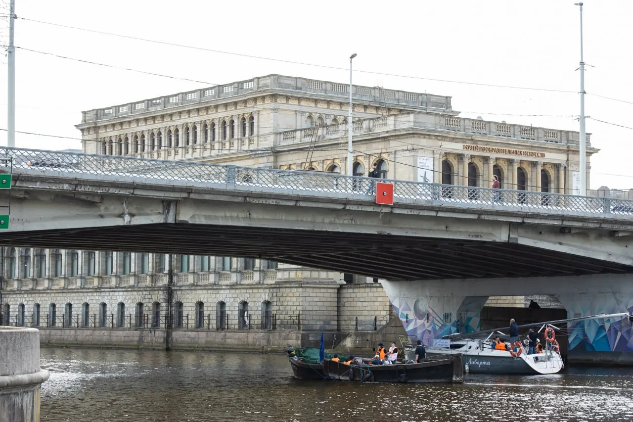 По итогам сравнения расходов в 50 городах России Калининград оказался среди десяти самых дорогих — средний день отдыха здесь дороже среднероссийского, прежде всего из‑за высоких цен на проживание.