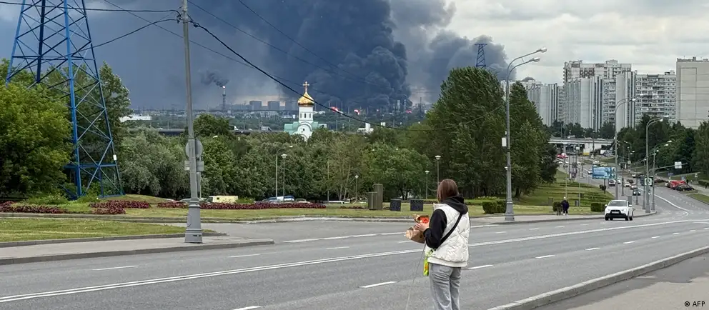 Вице‑премьер Александр Новак заявил, что повреждения нефтеперерабатывающих заводов в результате атак беспилотников привели к дефициту топлива и очередям. Власти вводят ограничительные меры и работают над восстановлением производства.