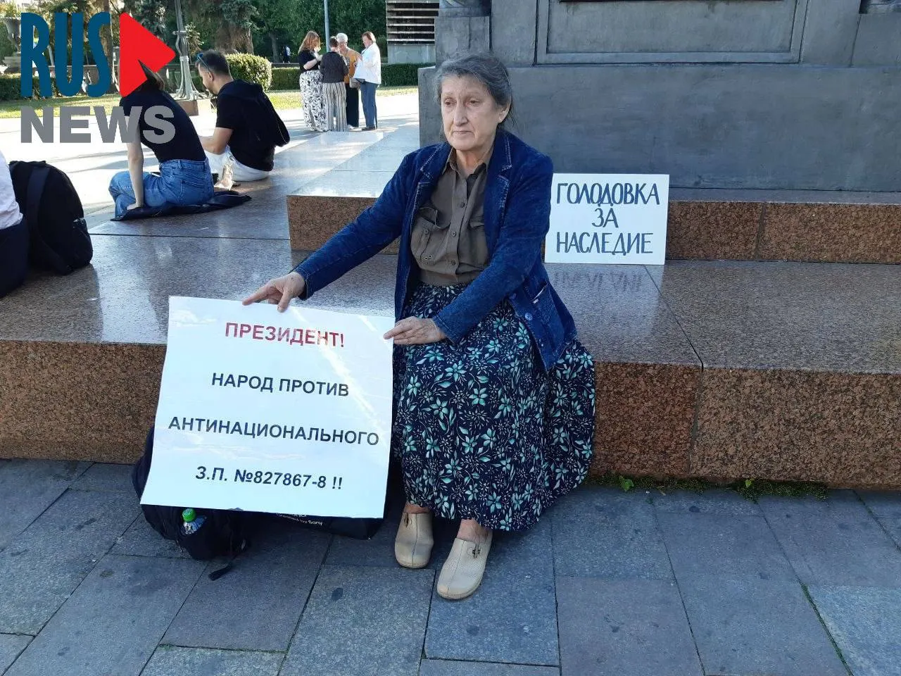 Председатель новосибирского отделения ВООПИК Наталья Шамина устроила голодовку у памятника Кириллу и Мефодию в Москве в знак протеста против законопроекта о передаче регионов права исключать объекты культурного наследия; через час её задержали и доставили в отделение полиции.