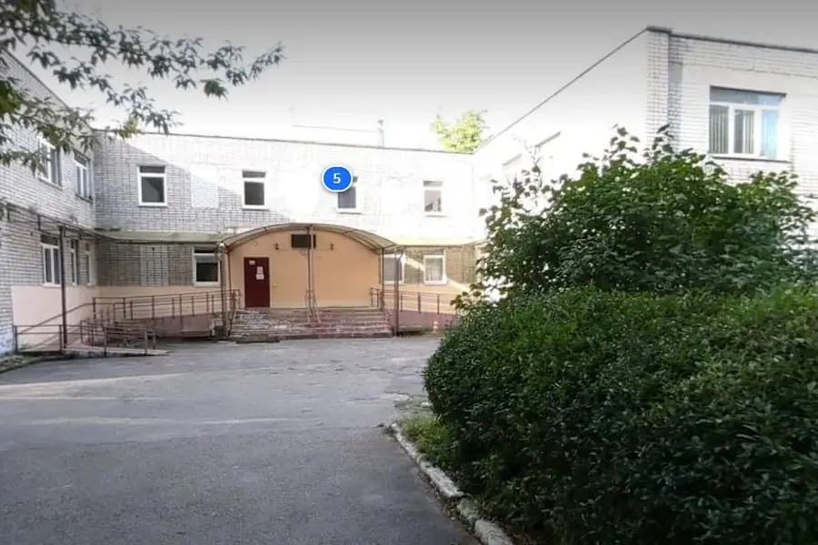 Госэкспертиза одобрила проект реконструкции реабилитационного центра для детей и подростков с ОВЗ на ул. Красноярская, 5. Реконструкция площадью около 2,2 тыс. м² запланирована на 2026–2027 годы; на работы из областного бюджета выделено 1,3 млрд рублей.