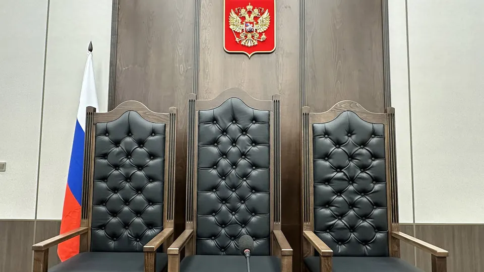 Правительственная комиссия одобрила инициативу, позволяющую привлекать в аппараты судов студентов и обладателей среднего профессионального юридического образования на должности секретарей, консультантов и специалистов. Авторы законопроекта рассчитывают снизить кадровый дефицит, эксперты предупреждают о возможных рисках.