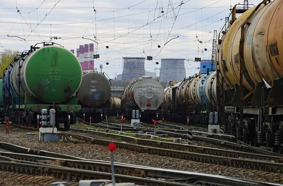 Правительство установило порядок поставок нефтепродуктов: в первую очередь получают топливо госорганы, оборонные предприятия и сельхозпроизводители, тогда как сети АЗС и независимые заправки оказываются в конце очереди.