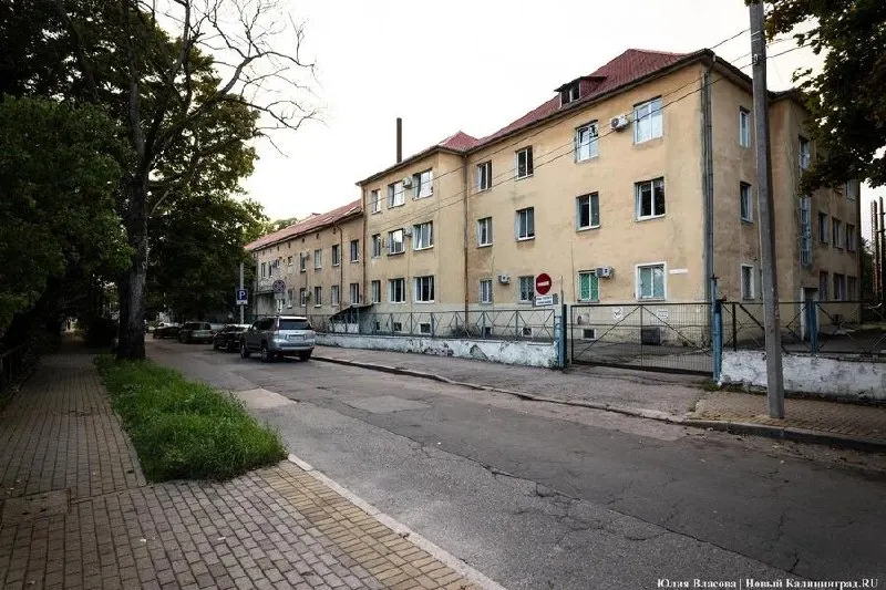 Городская больница №2 ищет подрядчика для обследования подвалов и цокольных этажей с целью оценки их пригодности в качестве гражданских укрытий; торги проходили в середине июля, контракт должны выполнить до конца года.