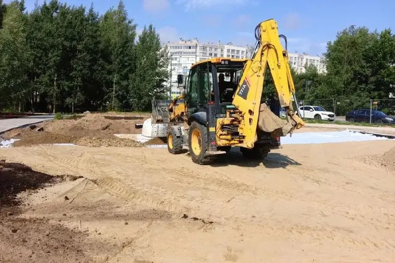 На ул. Флотской укладывают террасную доску и плитку, готовят площадку под гранит и планируют установить мемориальную композицию — сквер займёт около 8 тыс. м².