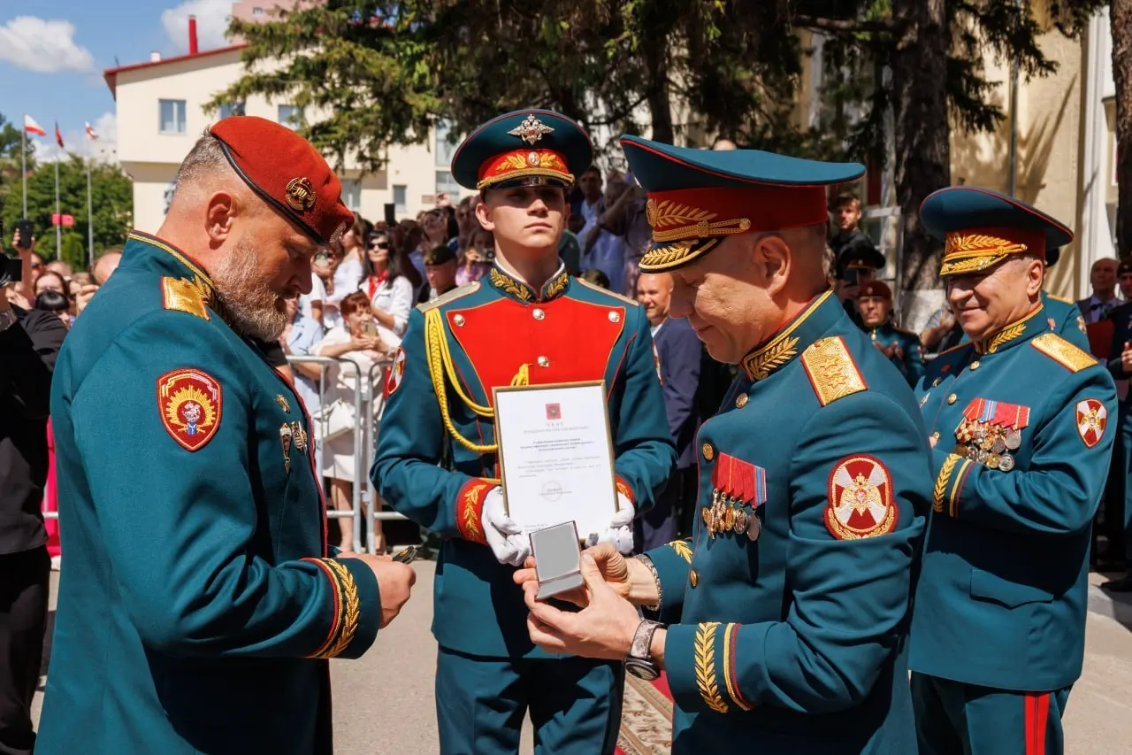 Начальнику Саратовского военного института войск национальной гвардии Александру Белоглазову присвоено воинское звание «генерал-лейтенант». Погоны и удостоверение вручил заместитель директора Росгвардии генерал-полковник Анатолий Маликов.