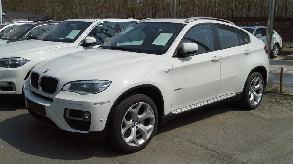 На заводе в Калининграде возобновили сборку кроссоверов BMW X5, X6 и X7 на остатках деталей. Производство проходит без контроля качества и сертификации бренда, а собранные автомобили продают по многомиллионным ценам.