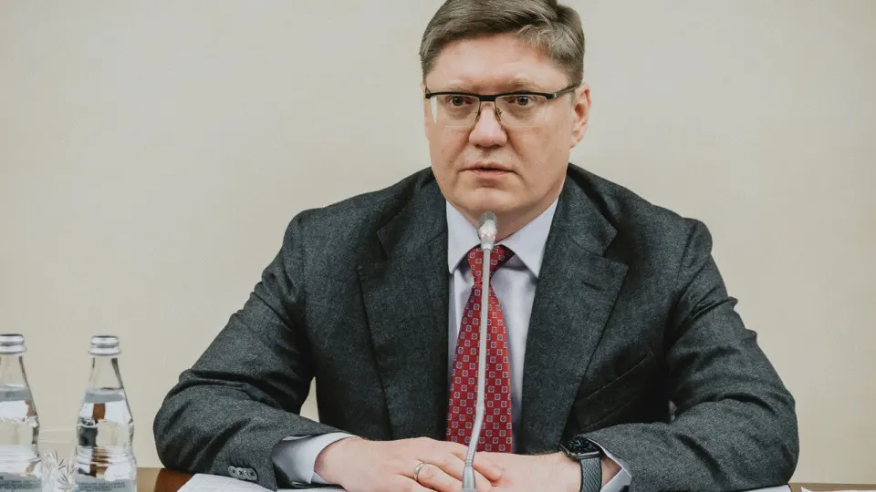 Заместитель руководителя фракции «Единая Россия» сравнил недовольных граждан с «обиженными подростками», назвал причину дефицита ударом по НПЗ и пообещал, что проблема с топливом вскоре будет решена.