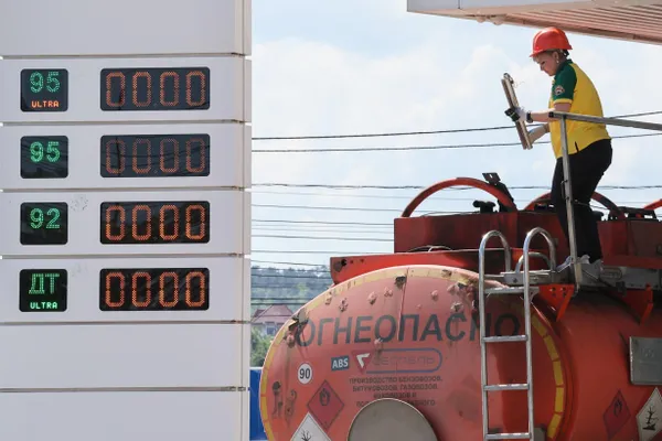 Три источника, близкие к Кремлю, говорят, что президент РФ отвергает предложения о мирных переговорах и, вероятно, намерен наращивать боевые действия в ближайшие месяцы.