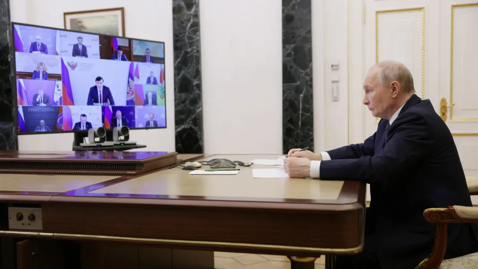 Президент одобрил предложение главы Забайкалья о создании сети небольших нефтеперерабатывающих заводов на фоне сокращения переработки нефти и дефицита бензина после ударов беспилотников.