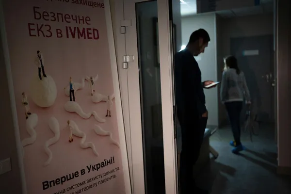 Депутаты приняли поправки в закон о ветеранах: вспомогательные репродуктивные технологии, включая ЭКО, будут предоставляться бесплатно женам участников и инвалидов боевых действий, а также вдовам в течение пяти лет после гибели супруга. Суррогат и часть сопутствующих процедур остаются платными.