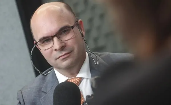 Заместитель председателя Банка России Алексей Заботкин в прямой линии ответил на вопросы слушателей; ключевые тезисы о курсе рубля, вкладах и факторах инфляции.