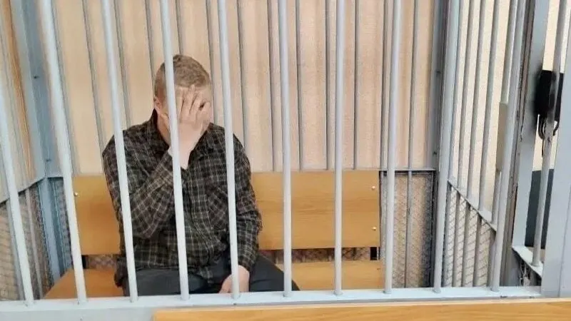 Дело касается аварии 14 мая: 20-летний водитель при столкновении со стоящим из‑за поломки автомобилем сбил 7‑летнего ребёнка, который позже скончался в реанимации. Обвинение предъявлено по ч. 3 ст. 264 УК РФ, слушание назначено на 10 июля 2026 года.