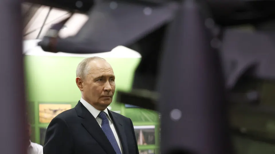 На форуме президент сообщил, что граждане через Общероссийский народный фронт перечислили около 70 млрд руб. на нужды спецоперации. Одновременно расходы на оборону резко выросли — военные траты заняли почти половину федерального бюджета в I квартале 2026 года.